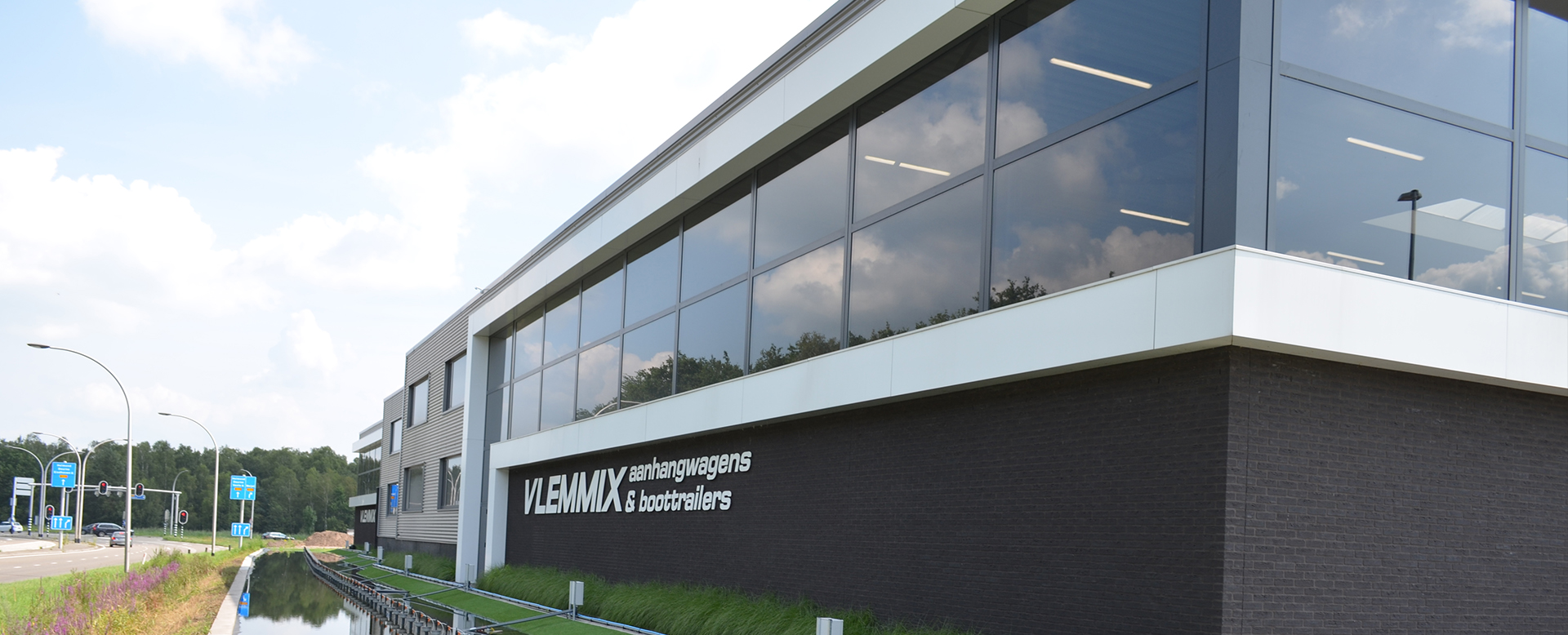 Hoofdkantoor van Vlemmix aanhangwagens bij Dealer Van REES Trailers