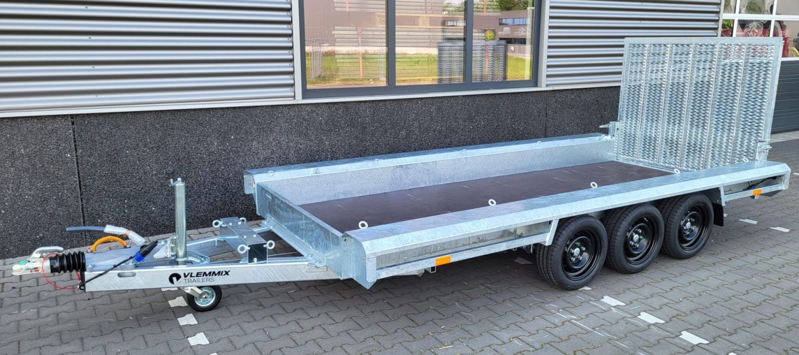 Machinetransporter 400x150 3 as voorklep dicht 1575x700