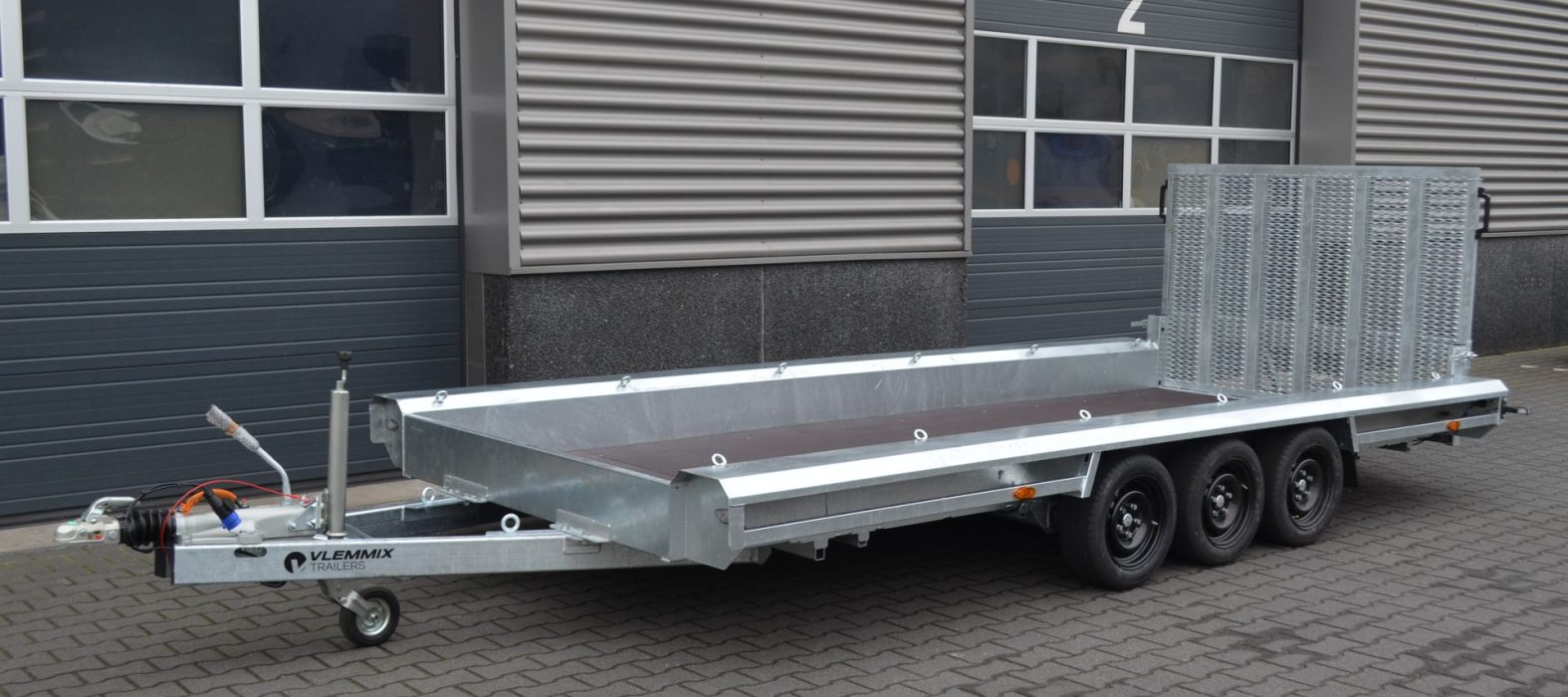 Vlemmix machinetransporter met 3 assen bij van REES Trailers